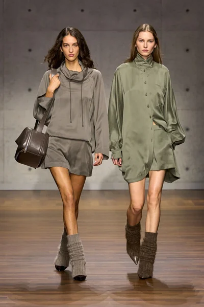 Look 17